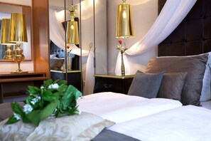 客房內保險箱、布置獨特、書桌、熨斗/熨衣板