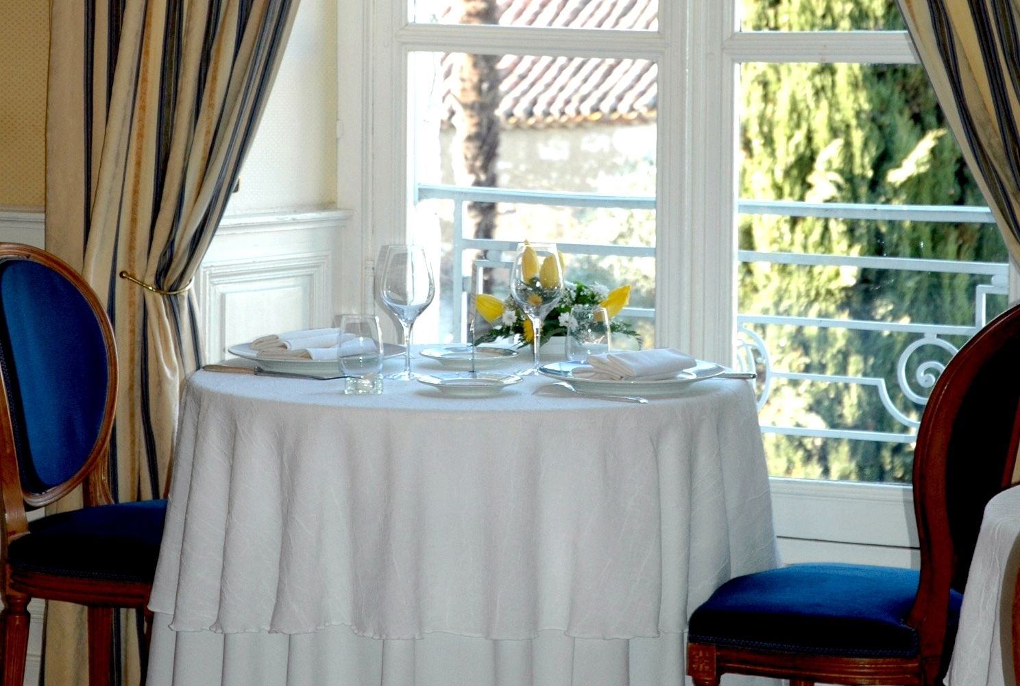 breakfast, lunch, dinner served; french cuisine