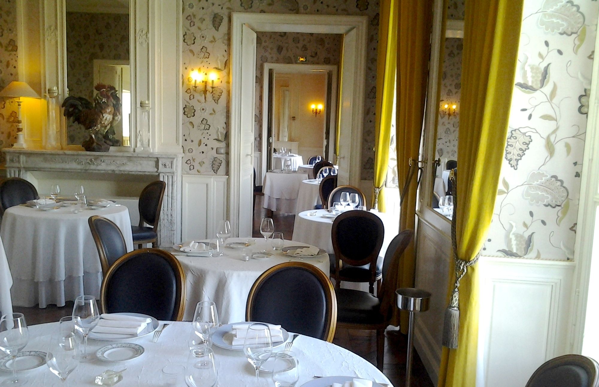 Breakfast, lunch, dinner served; French cuisine 