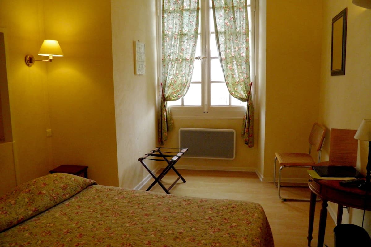 desk, rollaway beds, free wifi