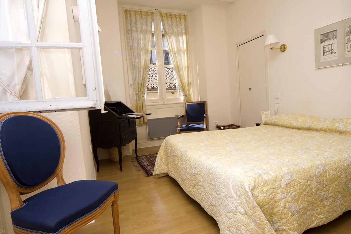 Junior suite, uitzicht op stad | Een bureau, extra bedden, gratis wifi