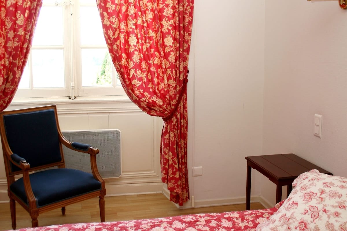 desk, rollaway beds, free wifi