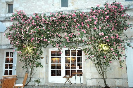 Fachada del alojamiento. Hôtel De Bastard