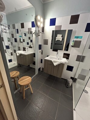 Dusche, kostenlose Toilettenartikel, Haartrockner, Handtücher