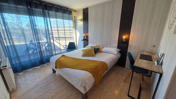 Desk, soundproofing, free cots/infant beds, free WiFi