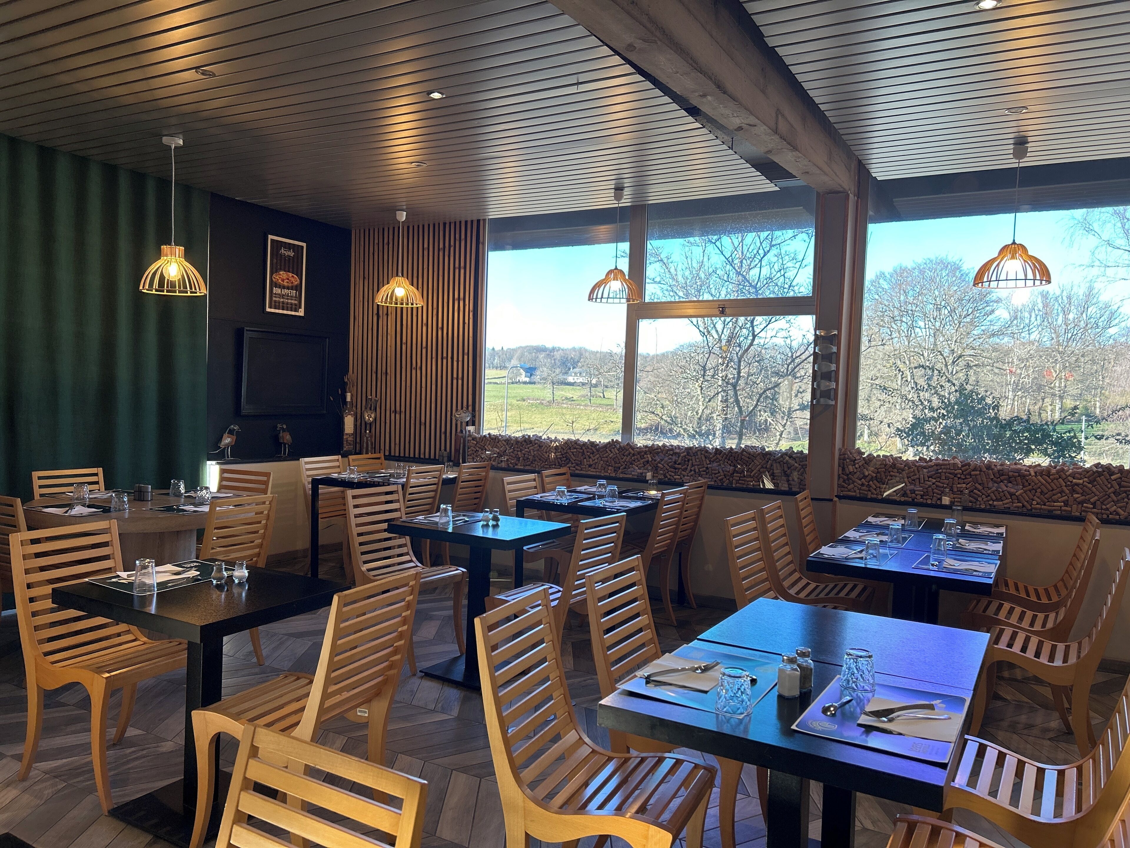 供应早餐和晚餐，地区菜