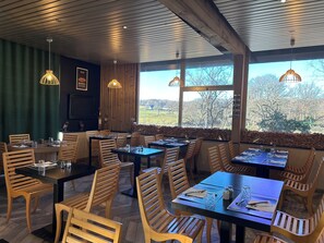 朝食、ディナーに営業 (郷土料理)