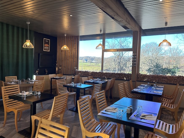 供應早餐和晚餐,地區料理