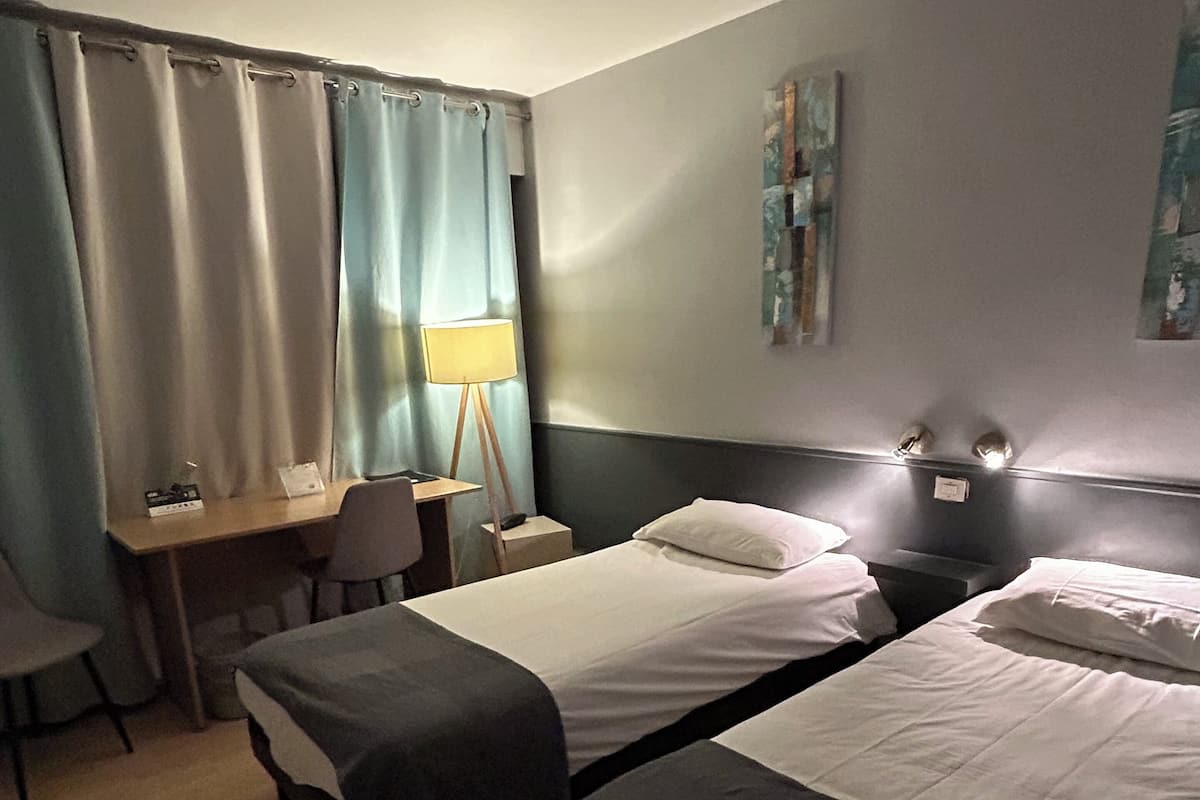 Standard-Zweibettzimmer | Schreibtisch, schallisolierte Zimmer, kostenlose Babybetten