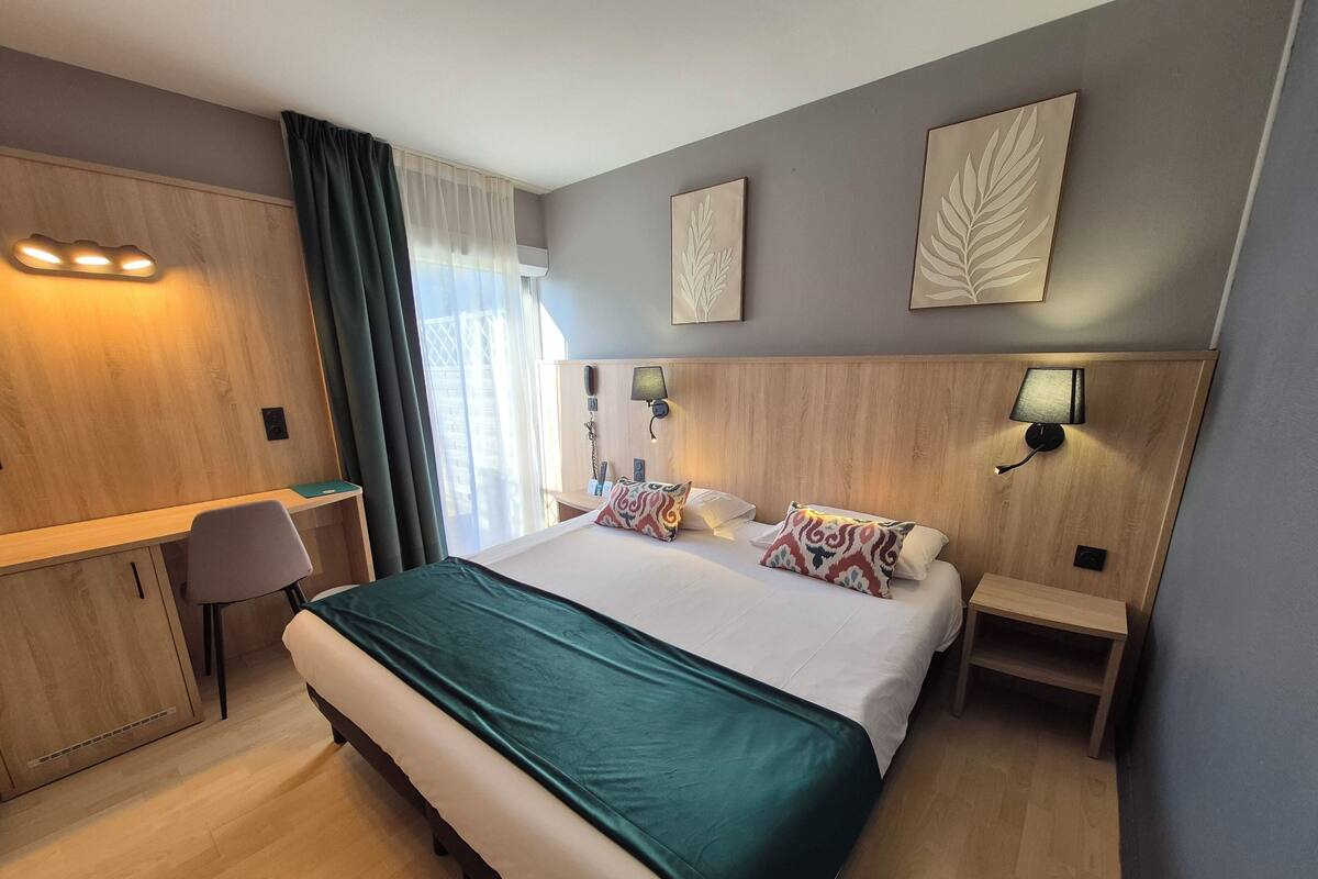 Habitación doble estándar | Escritorio, insonorización, cunas gratuitas y wifi gratis