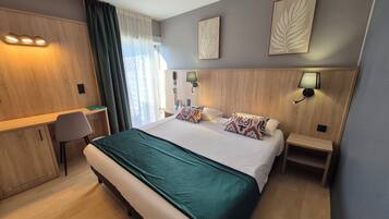 Desk, soundproofing, free cribs/infant beds, free WiFi