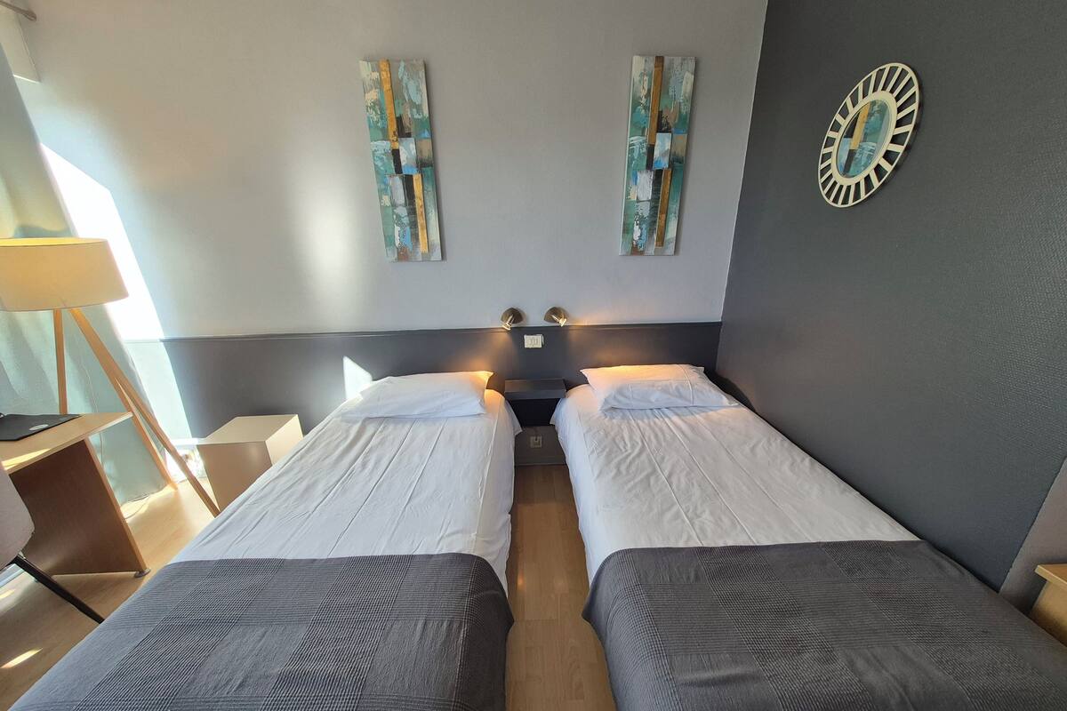 Habitación estándar con 2 camas individuales | Escritorio, insonorización, cunas gratuitas y wifi gratis