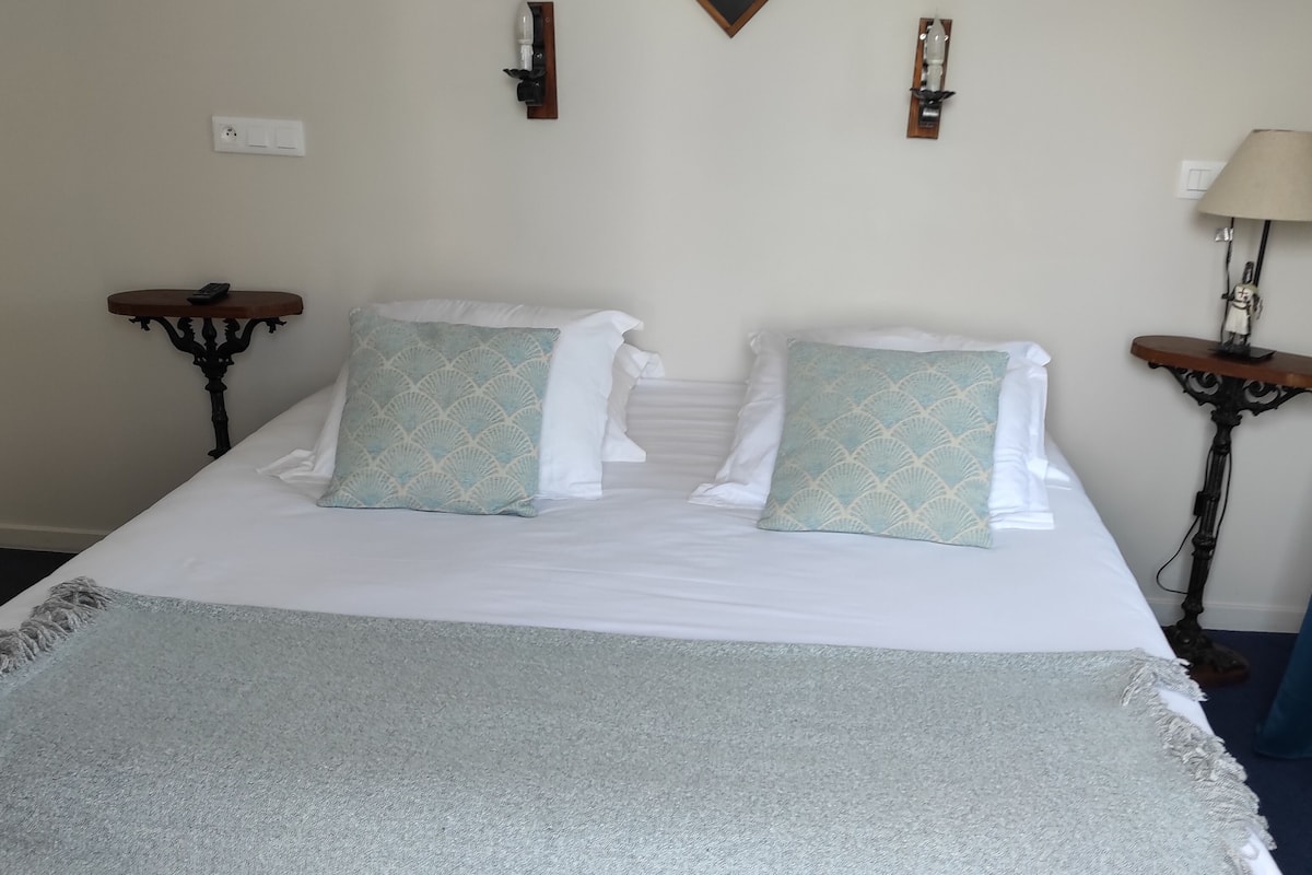 Double Room, Balcony | Premium bedding, in-room safe, desk, iron/ironing board