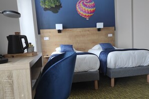 Quarto duplo, 2 camas de solteiro | Roupas de cama premium, cofres nos quartos, escrivaninha