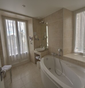 Tweepersoonskamer, balkon | Badkamer | Gratis toiletartikelen, een haardroger, handdoeken