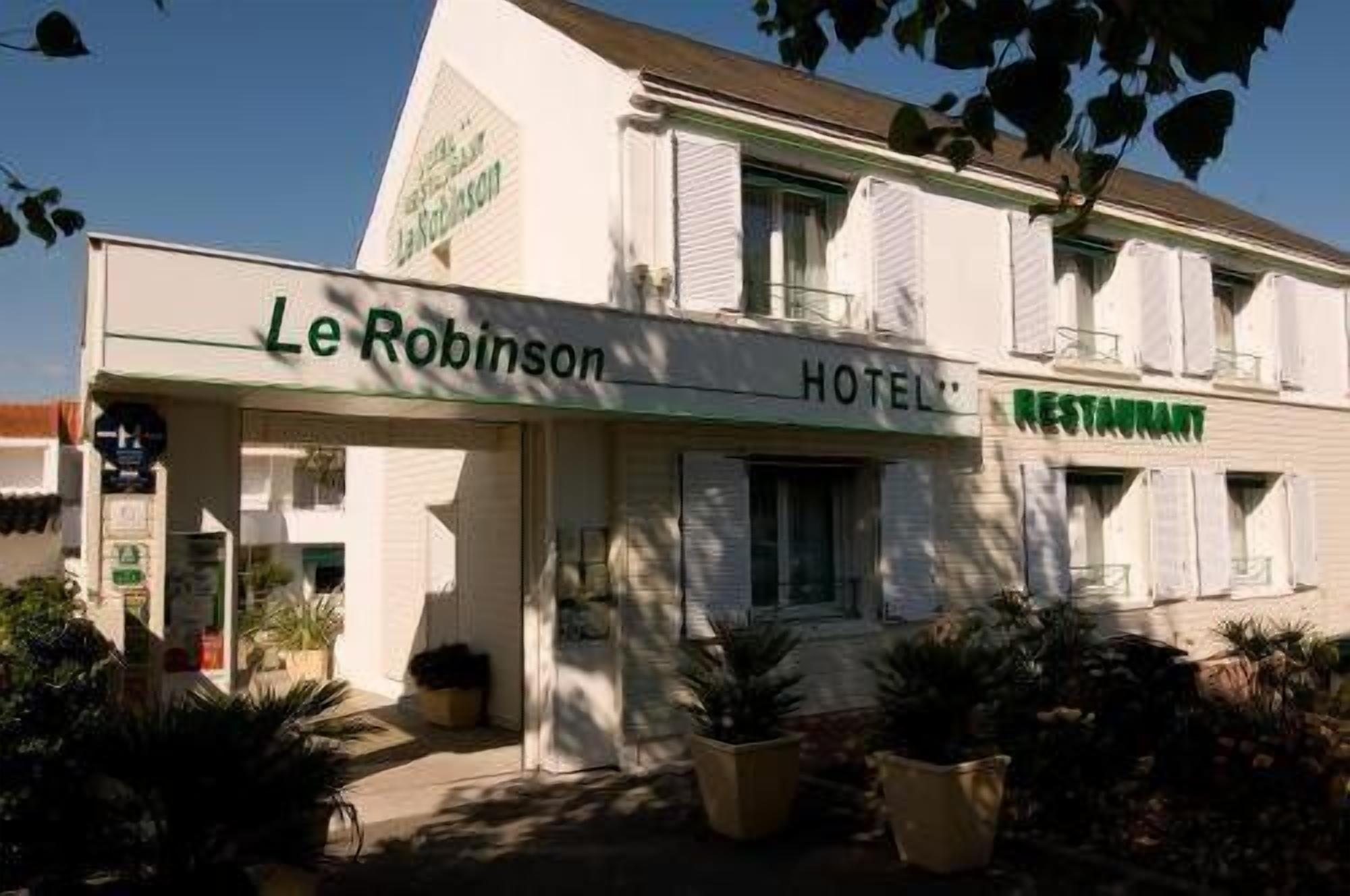 Un hôtel appelé Le Robinson, dont l’enseigne du restaurant est bien visible.