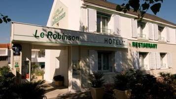 Un hôtel appelé Le Robinson, dont l’enseigne du restaurant est bien visible.