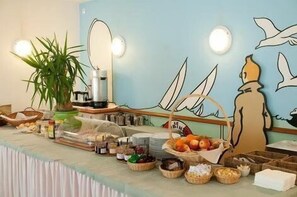 Bữa sáng buffet hàng ngày (15 EUR/mỗi người) 