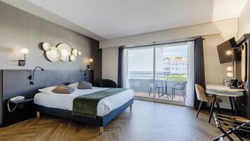 Escritorio, cortinas blackout, sistema de insonorización y wifi gratis