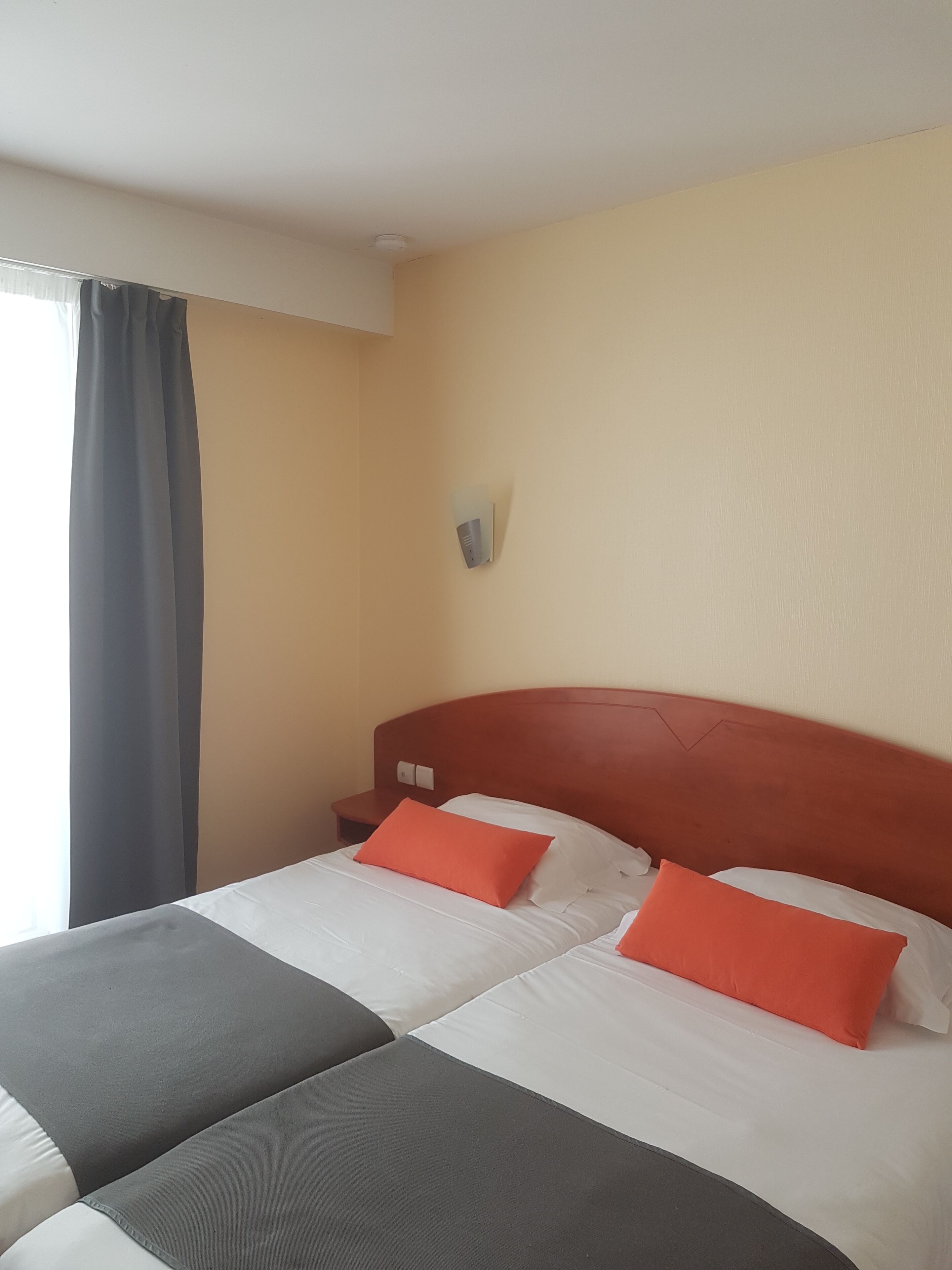 Standard Twin Room | Premium bedding, desk, laptop workspace, blackout drapes