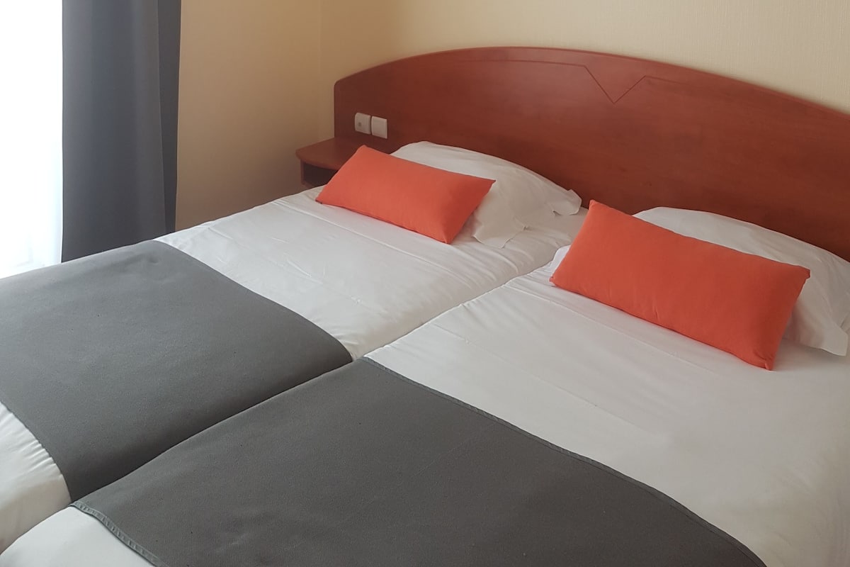 Standard Twin Room | Premium bedding, desk, laptop workspace, blackout drapes