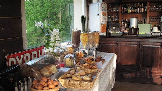 Un bufé de desayuno con panes, bollería y huevos variados.