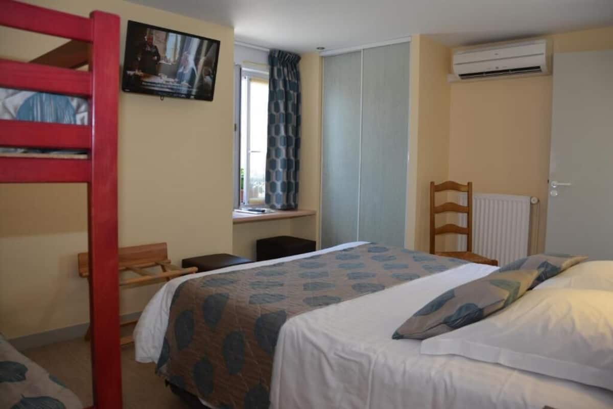Desk, soundproofing, cribs (free), rollaway beds (surcharge)