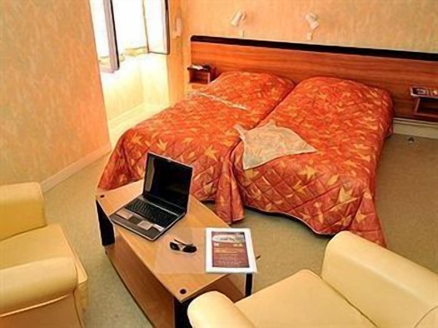 desk, soundproofing, free cots/infant beds, rollaway beds