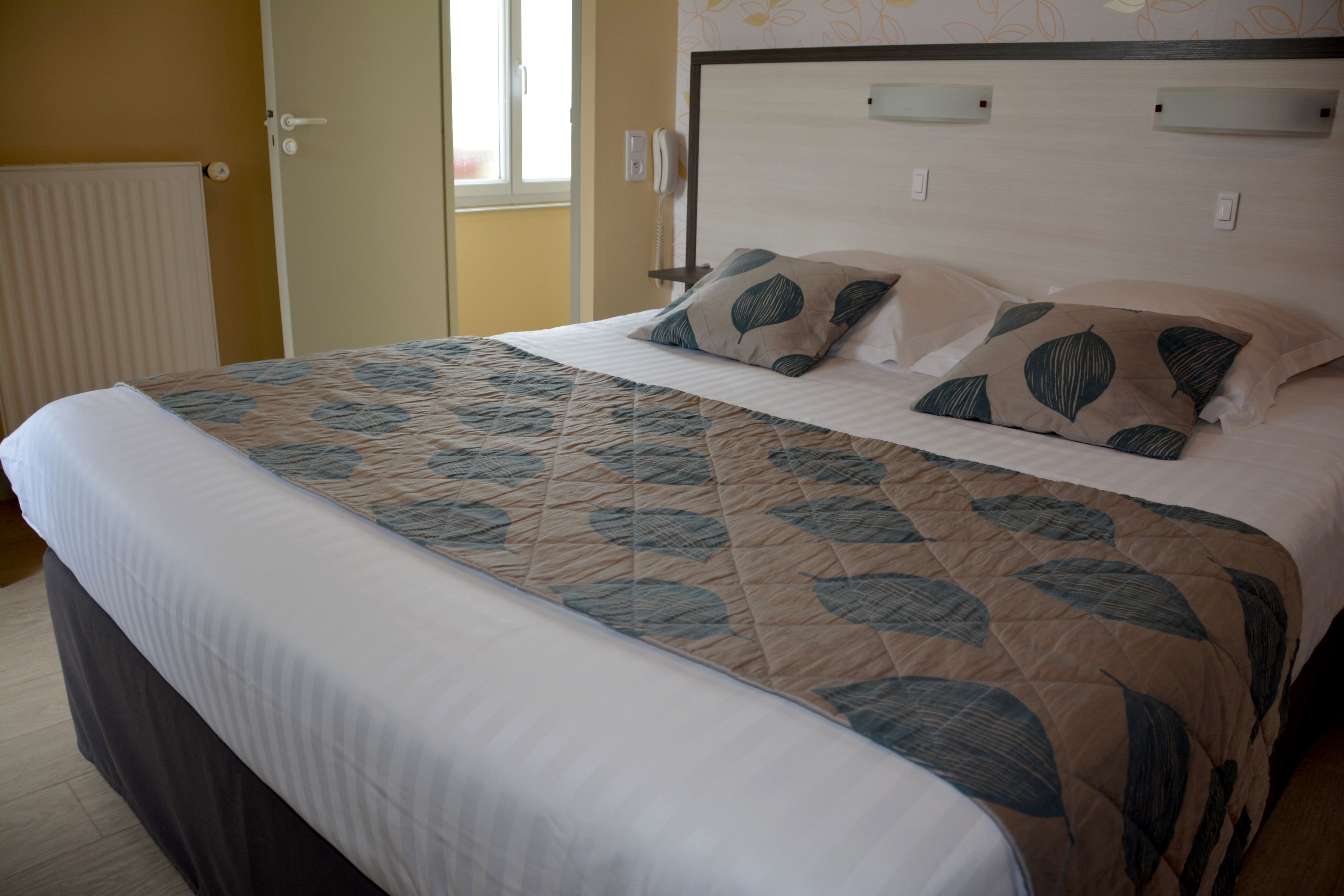 standard double room | desk, soundproofing, free cots/infant beds, rollaway beds