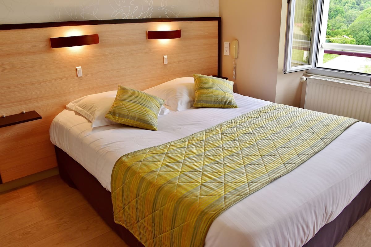 Standard Double Room | Desk, soundproofing, cribs (free), rollaway beds (surcharge)