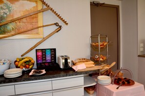 每日供應自助早餐 (每人 EUR10)