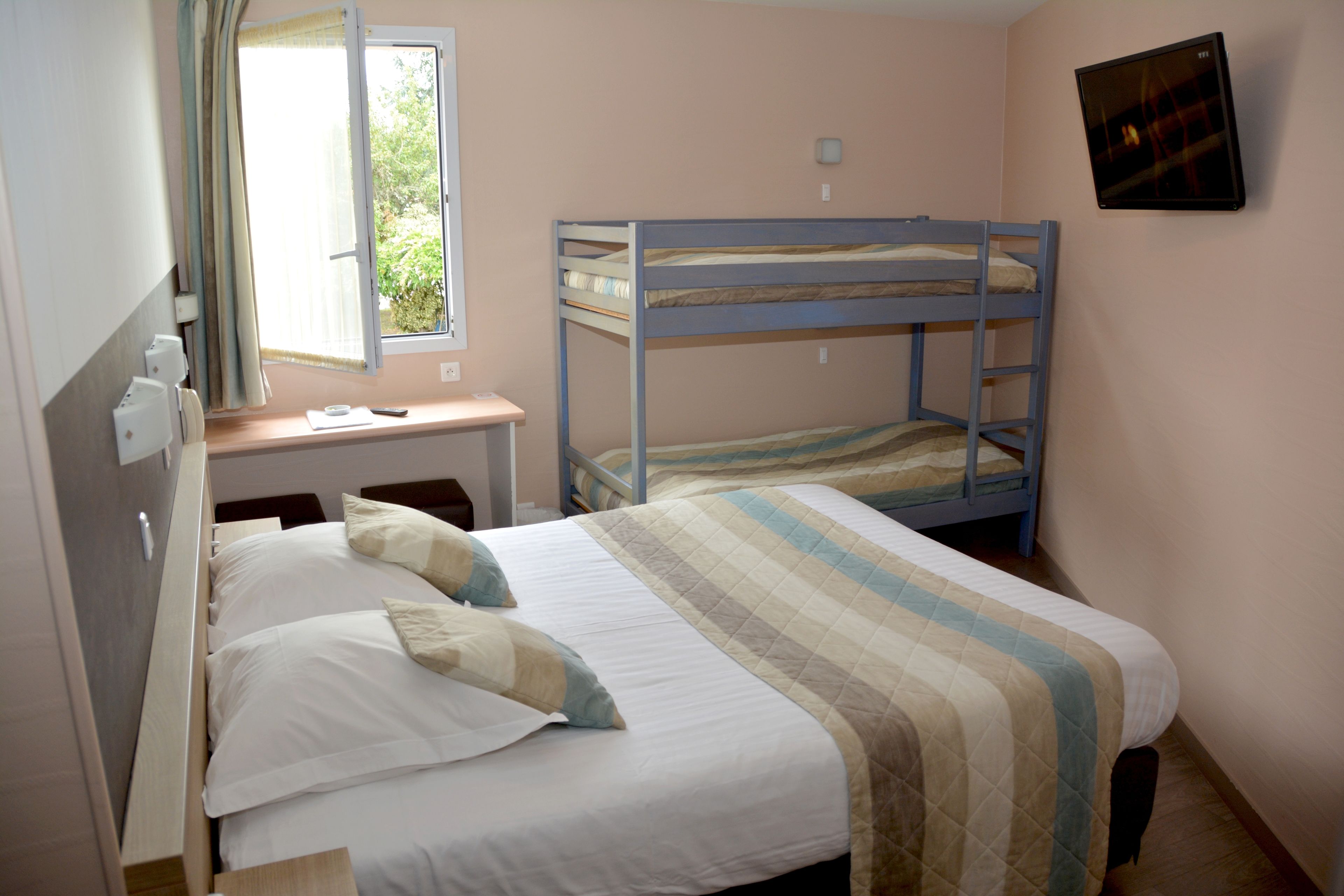 desk, soundproofing, free cots/infant beds, rollaway beds