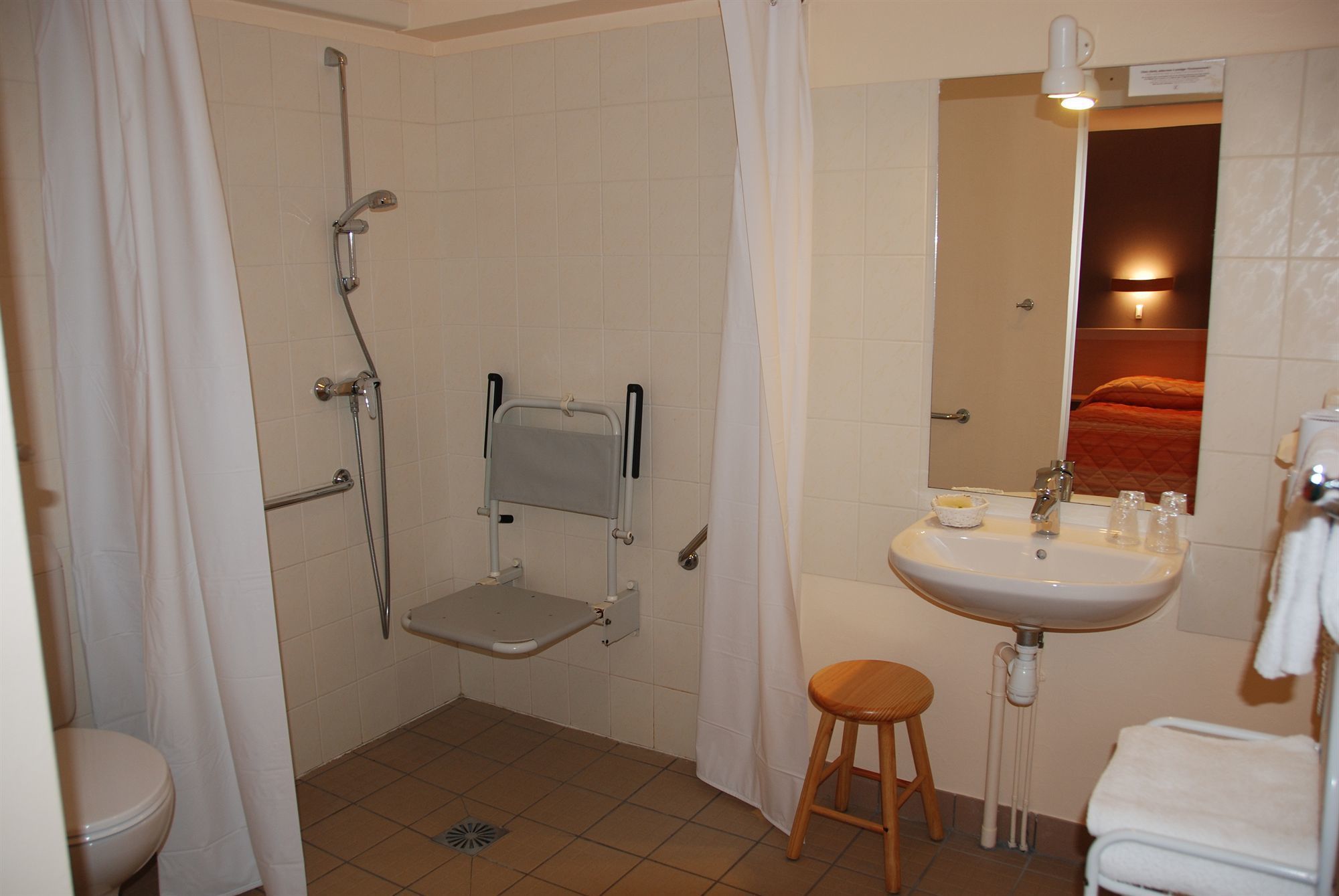 shower, free toiletries