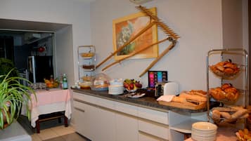 Petit déjeuner buffet (10 EUR par personne)
