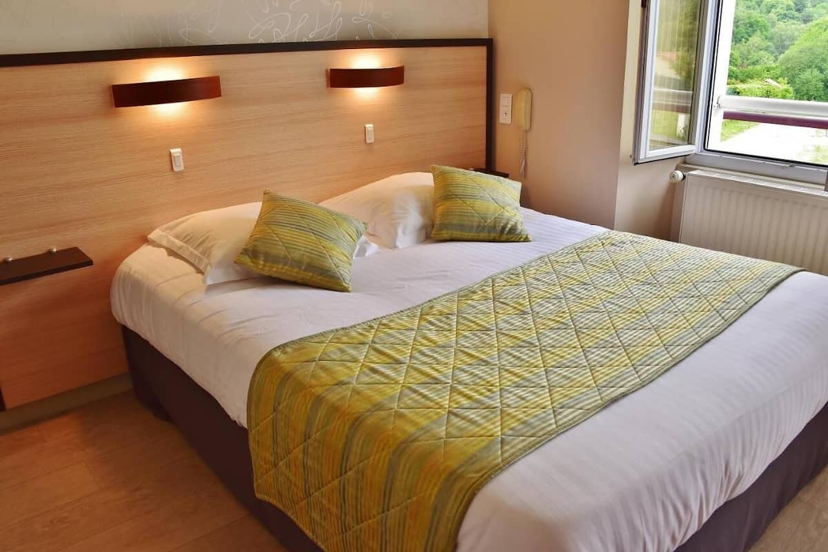Desk, soundproofing, cribs (free), rollaway beds (surcharge)