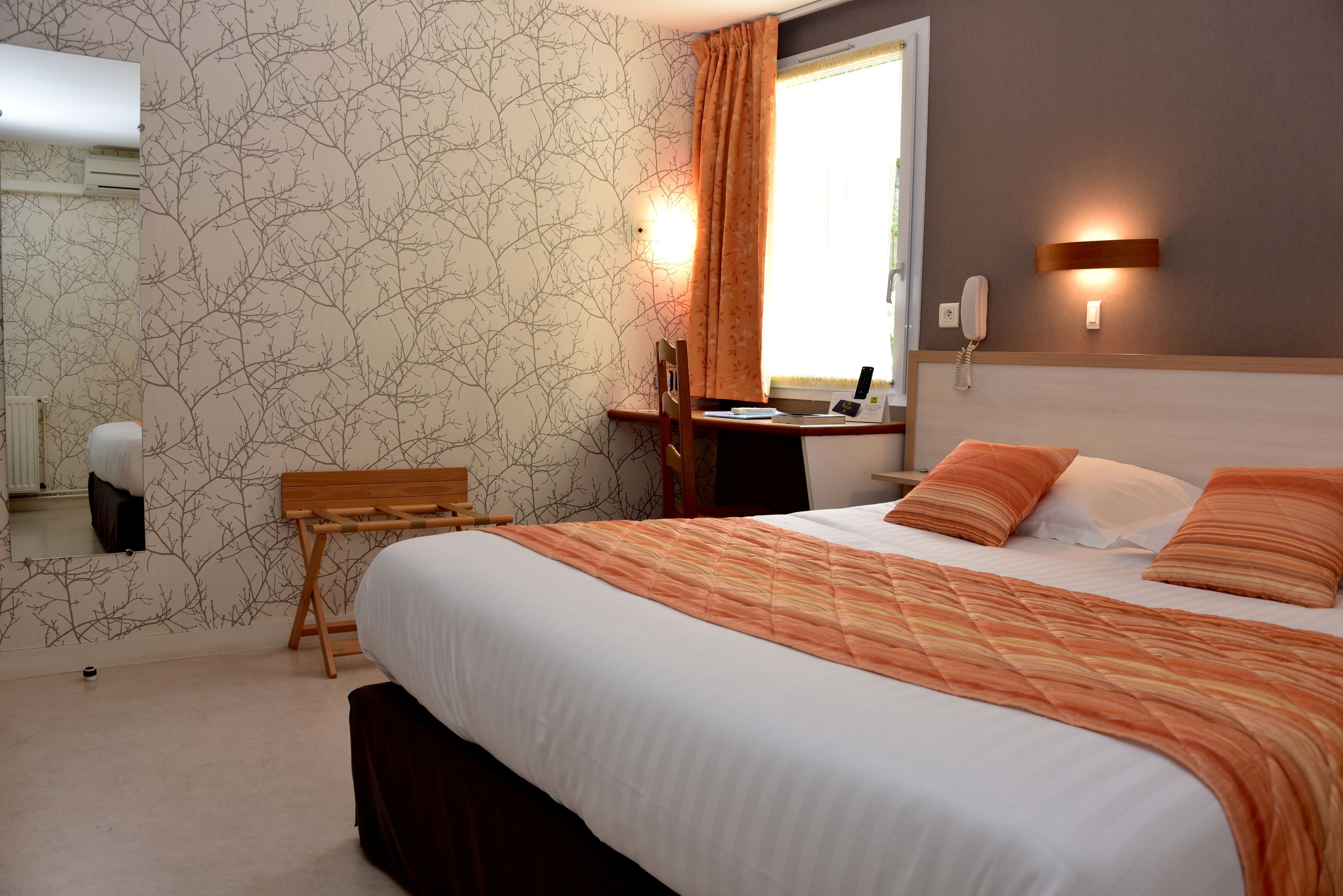 standard double room | desk, soundproofing, free cots/infant beds, rollaway beds