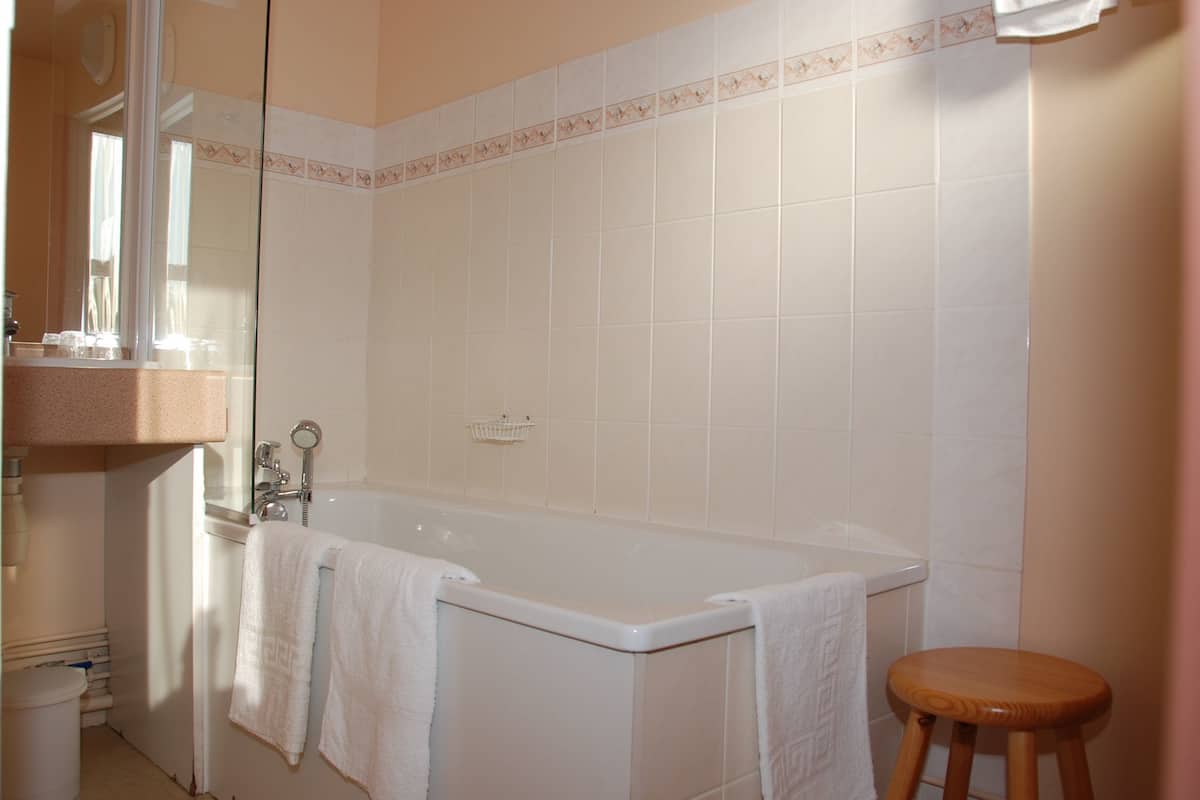 shower, free toiletries