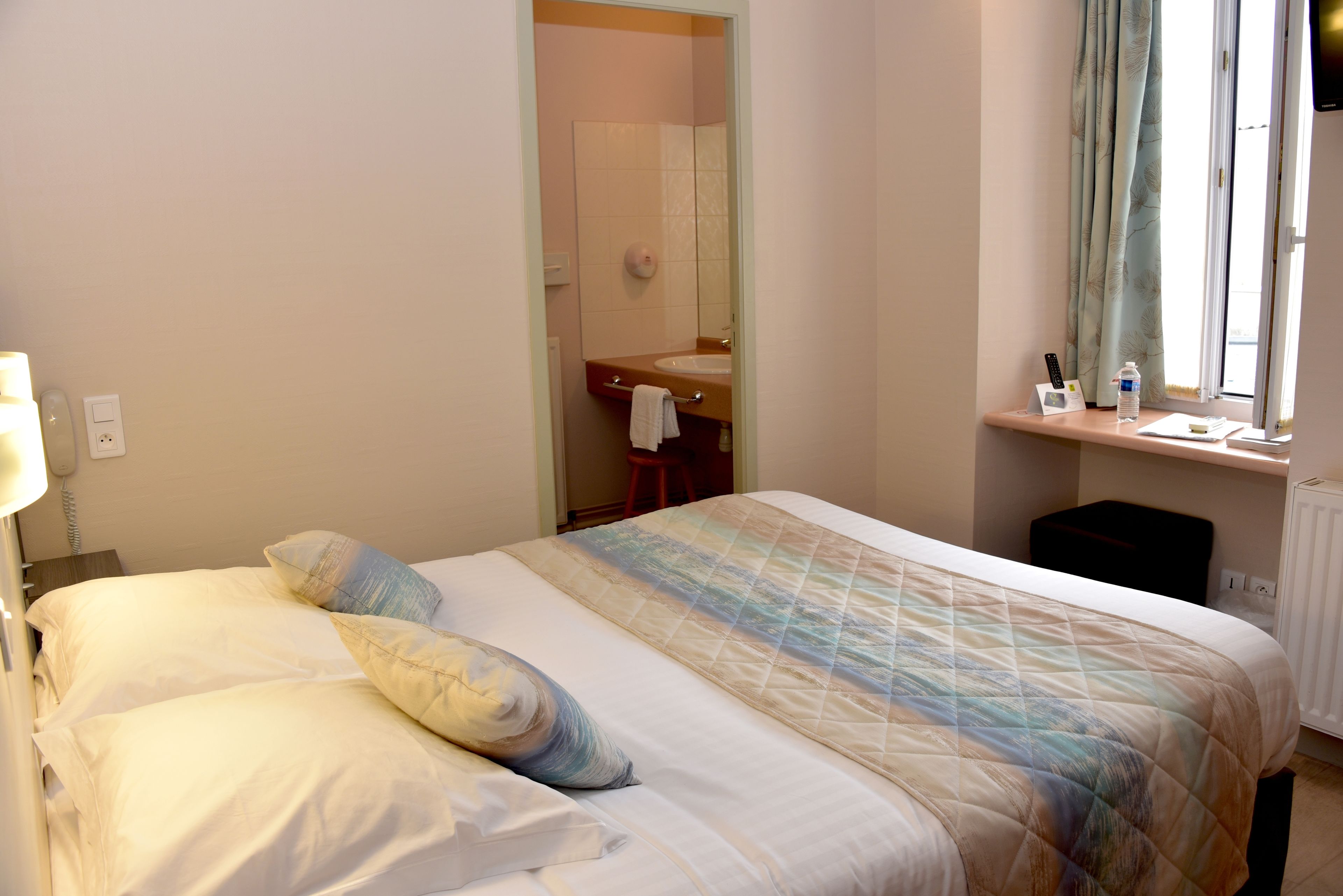 standard double room | desk, soundproofing, free cots/infant beds, rollaway beds