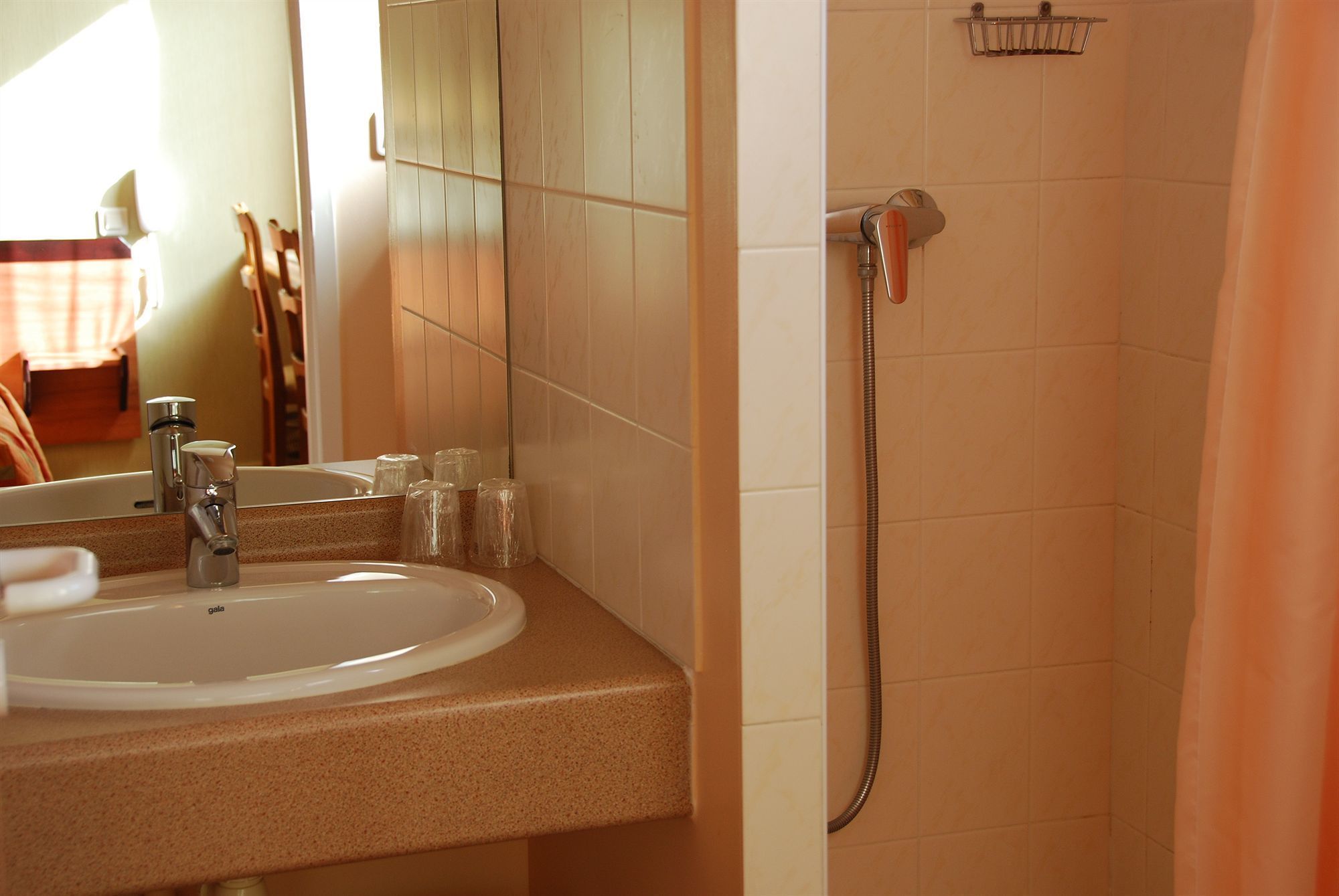 shower, free toiletries