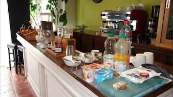 Petit déjeuner complet (9 EUR par personne)