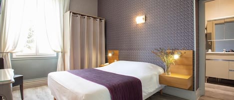 Desk, iron/ironing board, rollaway beds, free WiFi