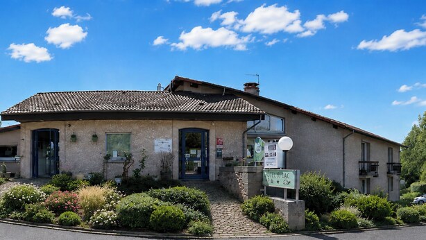 A two-story building with a tiled roof, a front entrance, and a sign indicating it is a hotel. - Hôtel du Lac (Lacapelle-Viescamp)