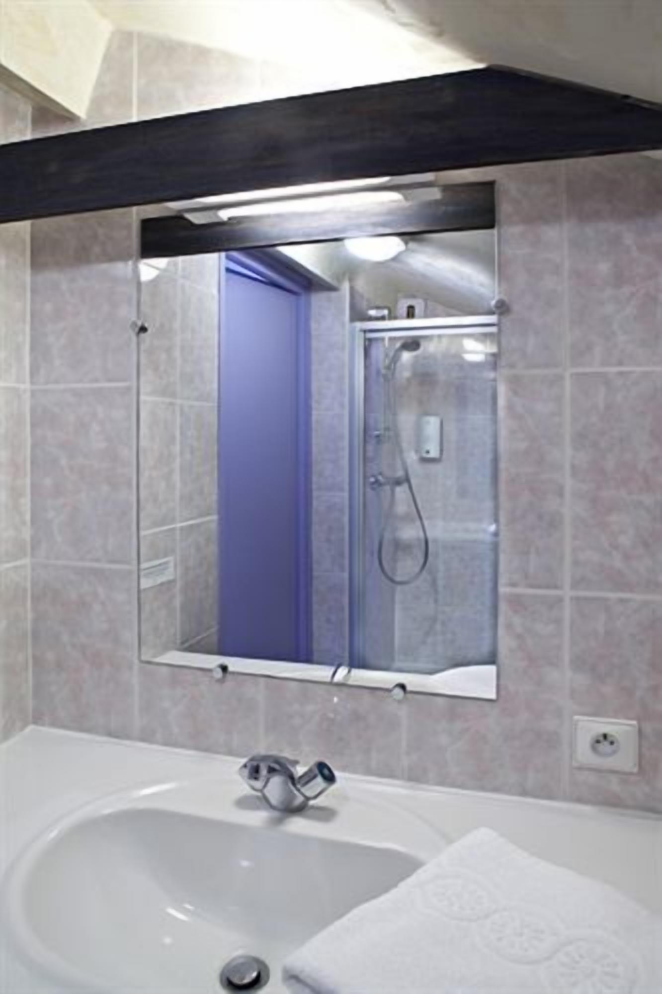 standard double room | bathroom sink