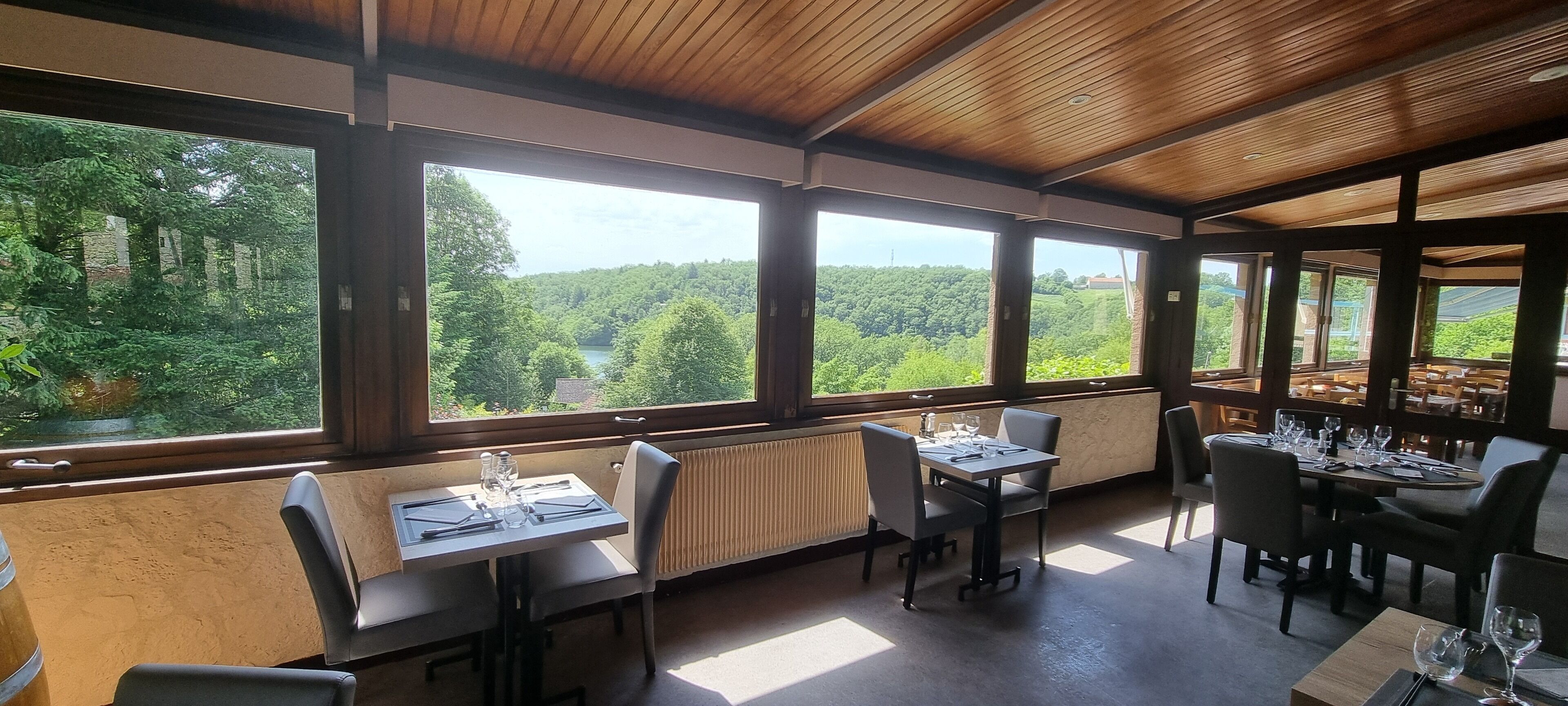 Serveert lunch, diner, Thaise gerechten, uitzicht op het zwembad 