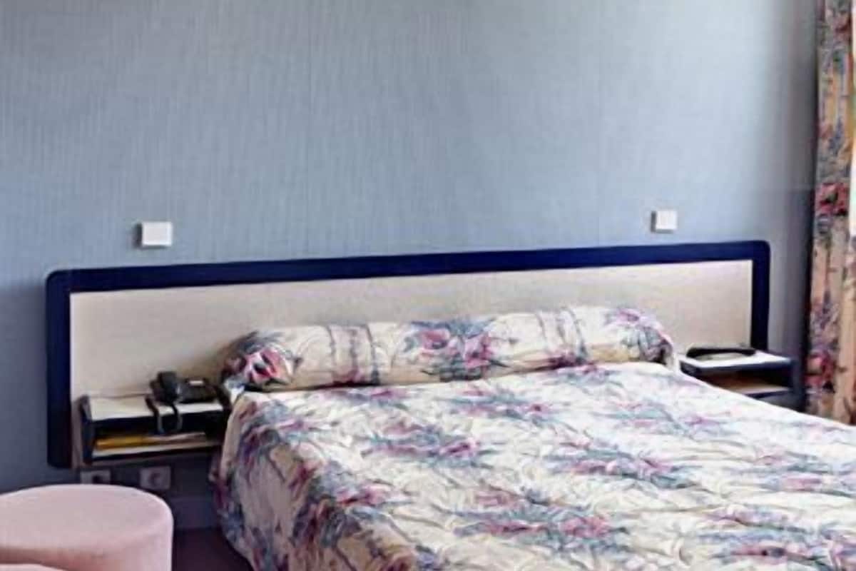 standard double room | in-room safe, desk, soundproofing, free cots/infant beds