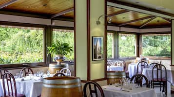 Serviço de almoço e jantar; culinária tailandesa, vistas para a piscina
