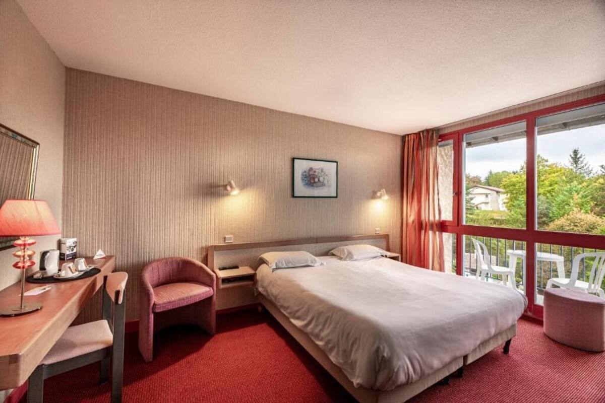 standard double room | in-room safe, desk, soundproofing, free cots/infant beds