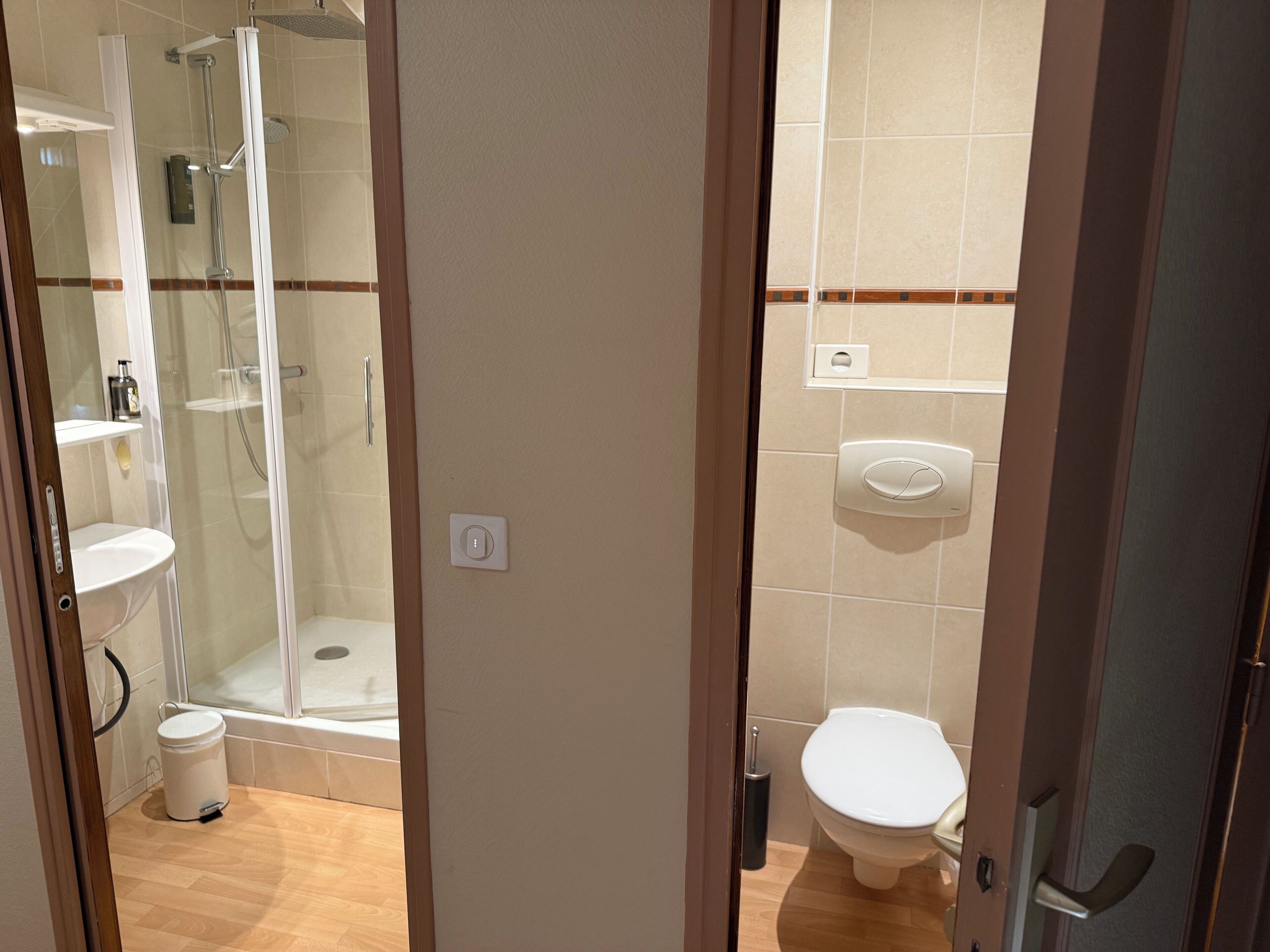 standard room | bathroom | free toiletries