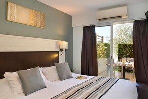 Premium bedding, Select Comfort beds, in-room safe, desk - L'Escapade (Le Pechereau)