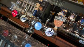 Un bar con varias griferías de cerveza, incluyendo marcas como Fischer y Dorelei.